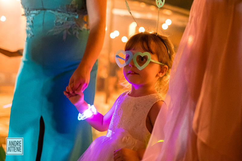 daminha olhando admirada para a linda festa de casamento de Ariane e Rafael
