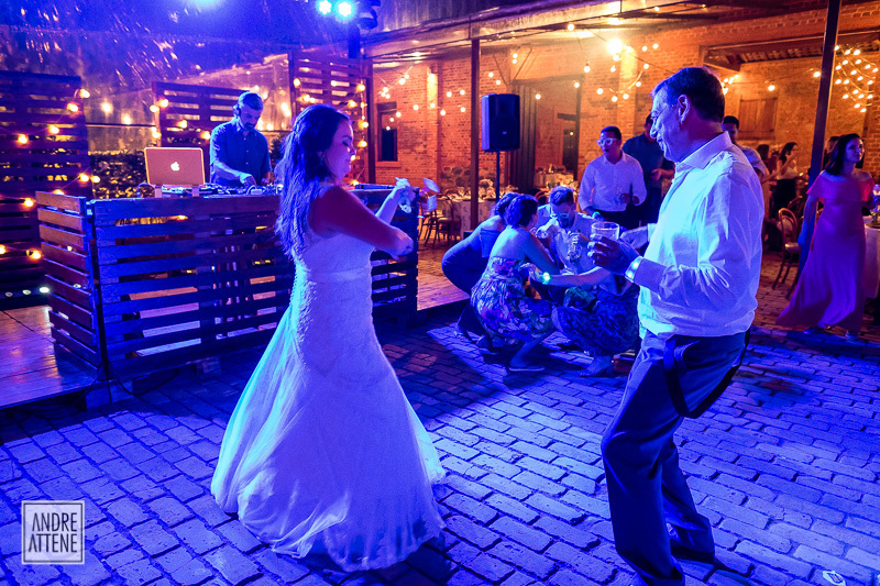 noiva dançando com o pai do noivo 