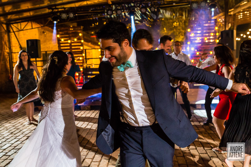 noivo dançando e se divertindo com sua noiva