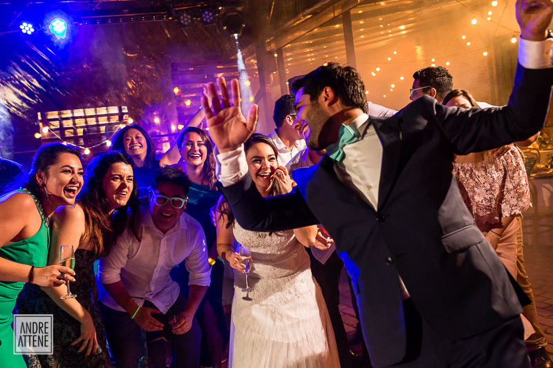 noivo entra na foto divertindo a todos