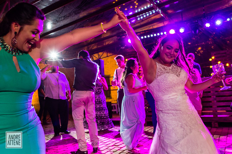 a festa está animada e a noiva aproveita bem seu casamento