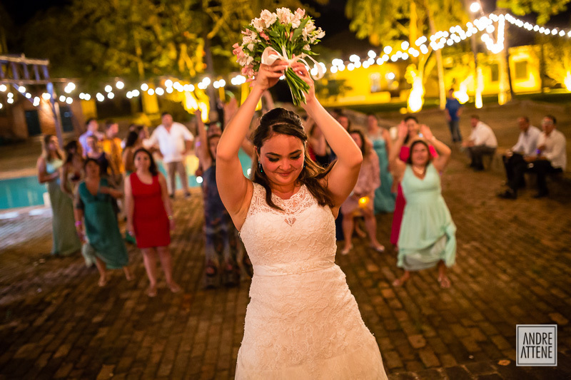 noiva se prepara para joga o buque