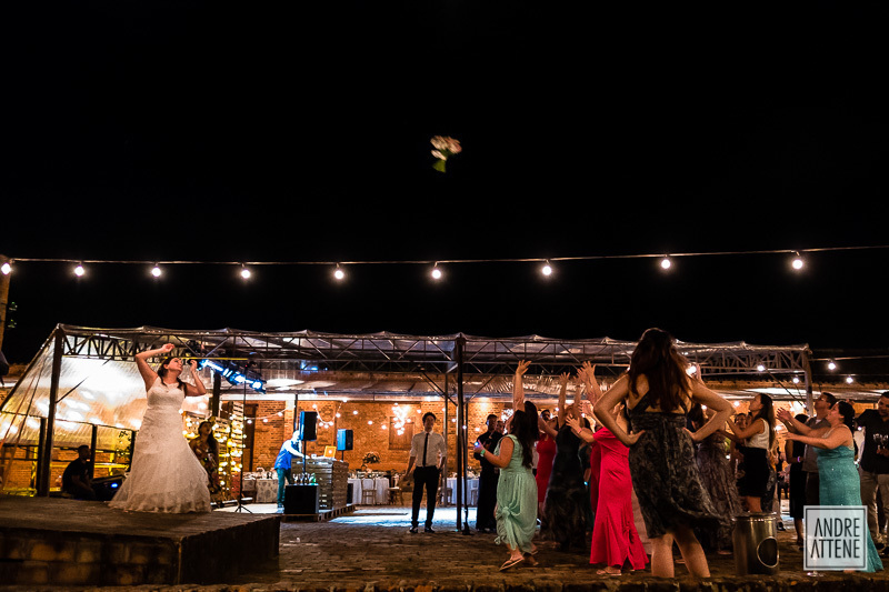 o buque é lançado e as convidadas se preparam para pega-lo