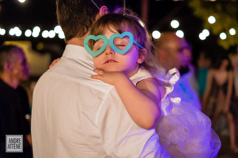 daminha dorme nos braços do papai no fim da festa de casamento fotografado por Andre Attene em SP