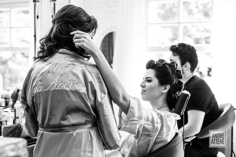 a noiva com sua mãe num momento de carinho na fazenda 7 lagoas