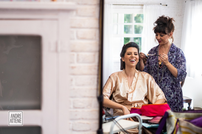 fotografia de casamento espontânea mostrando a felicidade da noiva