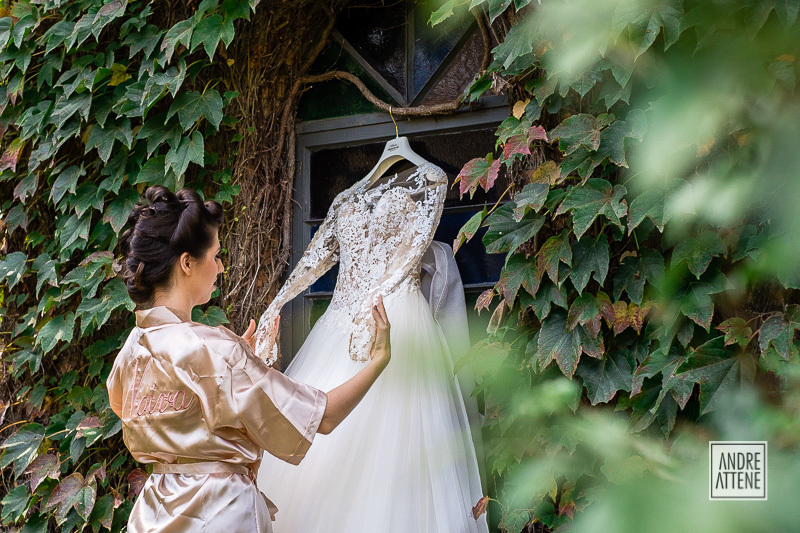 a noiva confere seu vestido de noiva