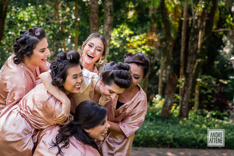 madrinhas com a noiva muito felizes em fotografia documental de Andre Attene