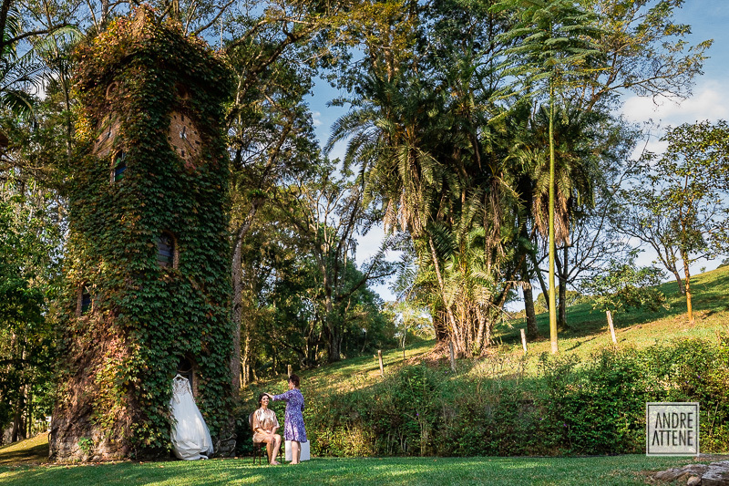 fotografia de casamento mostra noiva se preparando para sua cerimônia ao ar livre