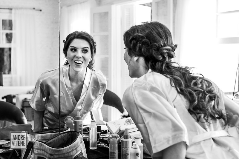 noiva confere o resultado de sua maquiagem e fica feliz