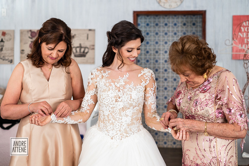 mãe e avó de Clarissa a ajudam a se vestir