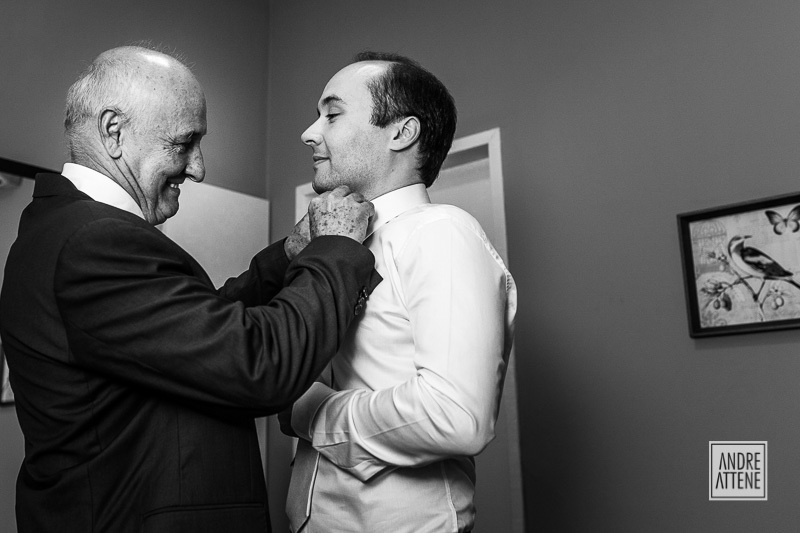 pai do noivo ajustando sua gravata na fazenda 7 lagoas em fotografia de casamento documental espontânea