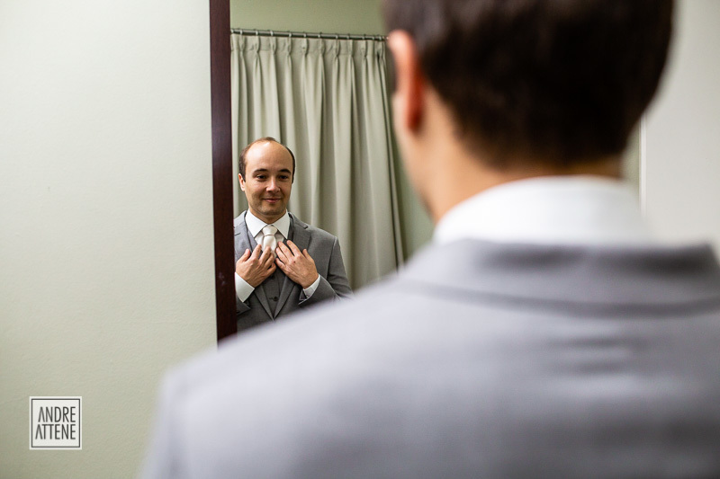 o noivo se olha no espelho feliz momentos antes de seu casamento
