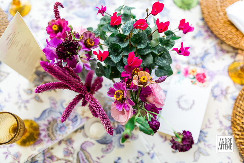 arranjo de mesa colorido com flores naturais na fazenda 7 lagoas