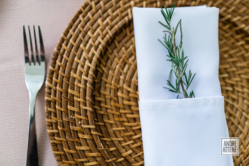 detalhe de alecrim na decoração do casamento no campo de Clarissa e Thiago 