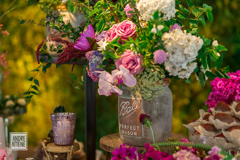 detalhes da mesa do bolo no casamento delicado na fazenda