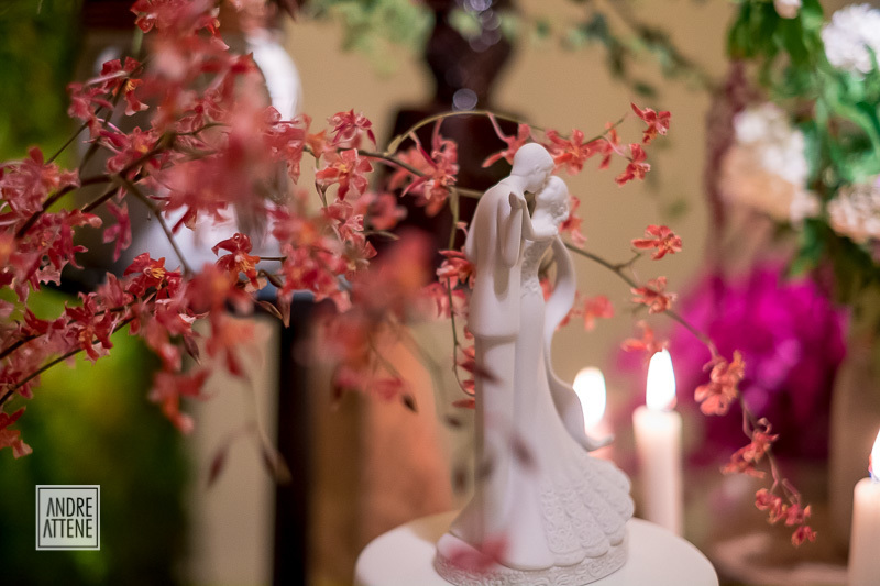 topo de bolo clássico com noivos se beijando