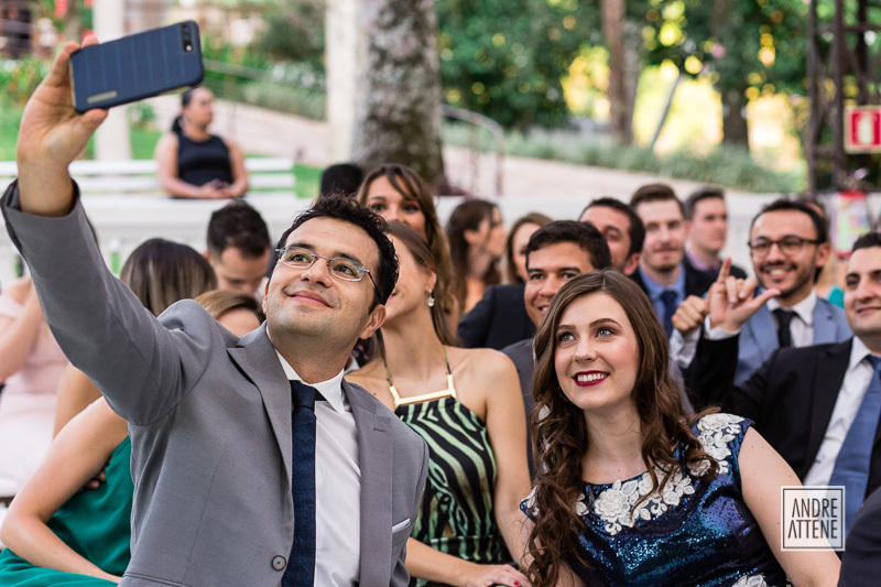 convidados fazem selfie antes do casamento começar