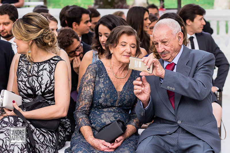casal de idosos fazem selfie em casamento na fazenda