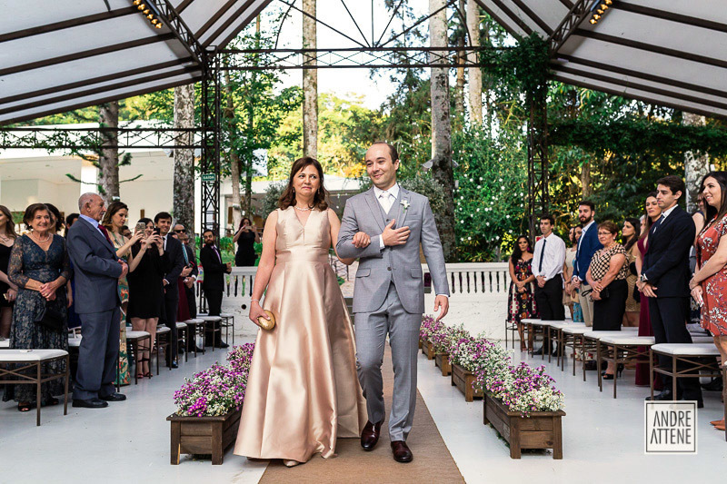 noivo entra com a mãe da noiva em sua cerimônia de casamento na Fazenda 7 Lagoas, em São Paulo