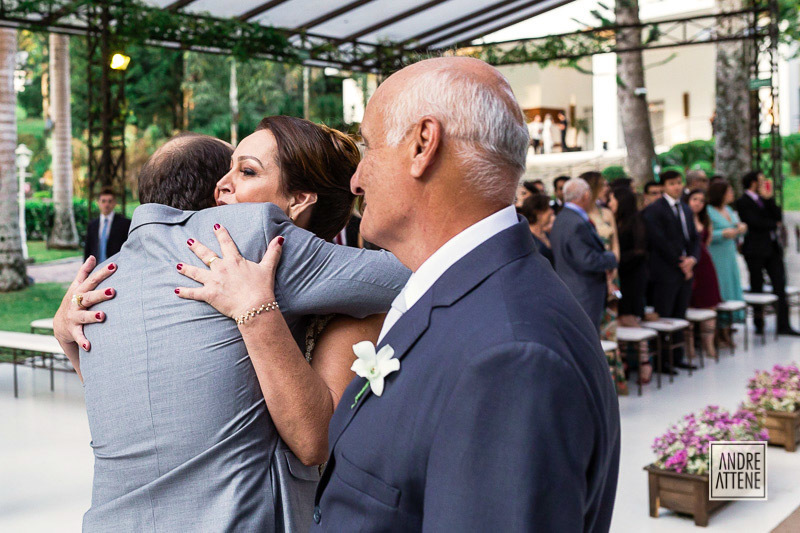 abraço emocionado em fotografia espontânea em casamento de dia na fazenda