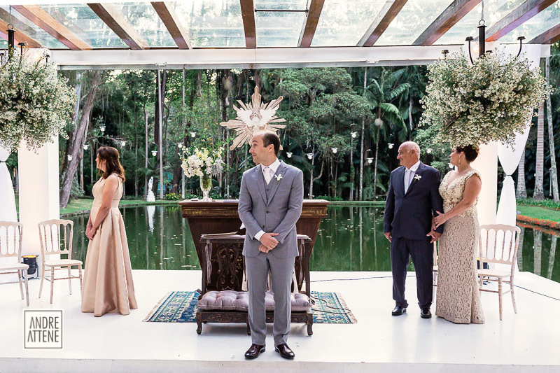 todos aguardam a entrada da noiva em casamento na fazenda