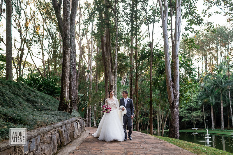 noiva caminha com seu pai rumo ao casamento na fazenda 7 lagoas