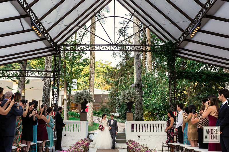 a noiva e seu pai entram no local da cerimônia