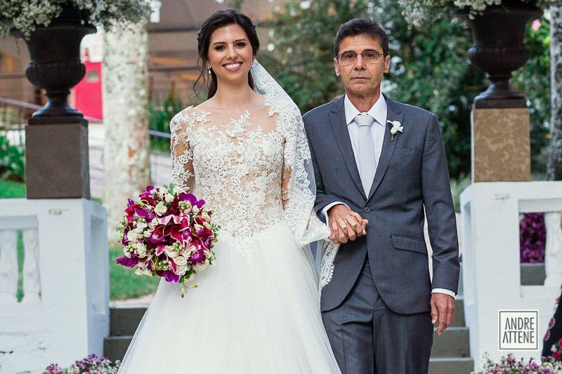 noiva feliz ao ver seu noivo a esperando no altar para seu casamento