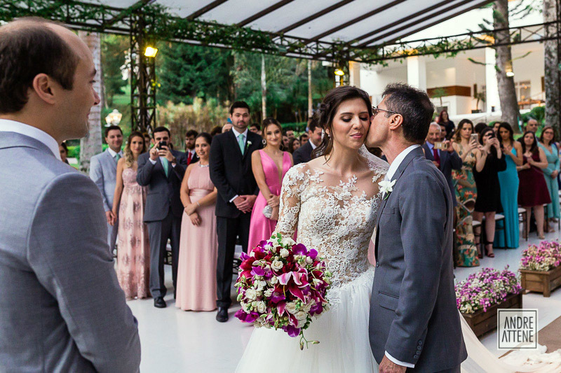 pai se despede da filha ao entregá-la ao noivo em casamento de dia na fazenda 7 lagoas