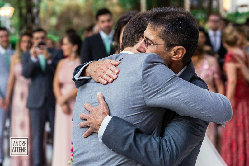 noivo e pai da nova se abraçam em cerimônia de casamento espontâneo