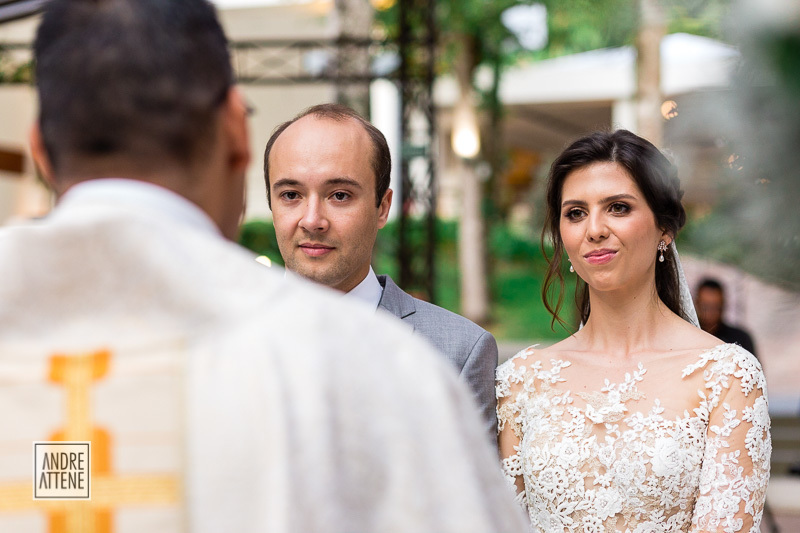 noivos atentos à mensagem do Padre