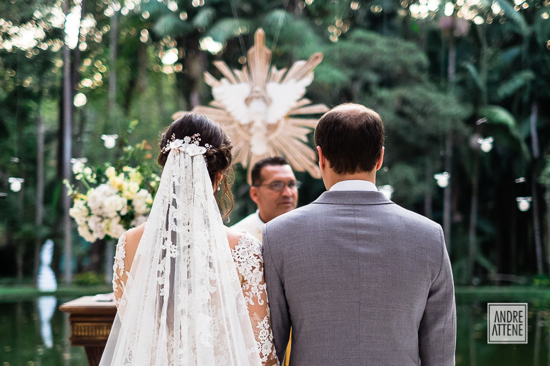 noivos ouvem o Padre com a imagem do Divino ao fundo