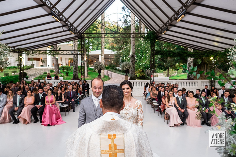 Casal feliz em seu casamento de dia na fazenda 7 lagoas