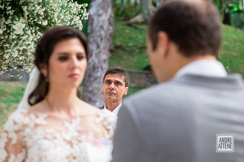 pai da noiva se esforça para segurar o choro durante os votos de casamento