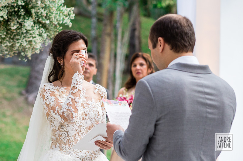 noiva emocionada seca suas lágrimas durante os votos de seu noivo em casamento na fazenda 7 lagoas