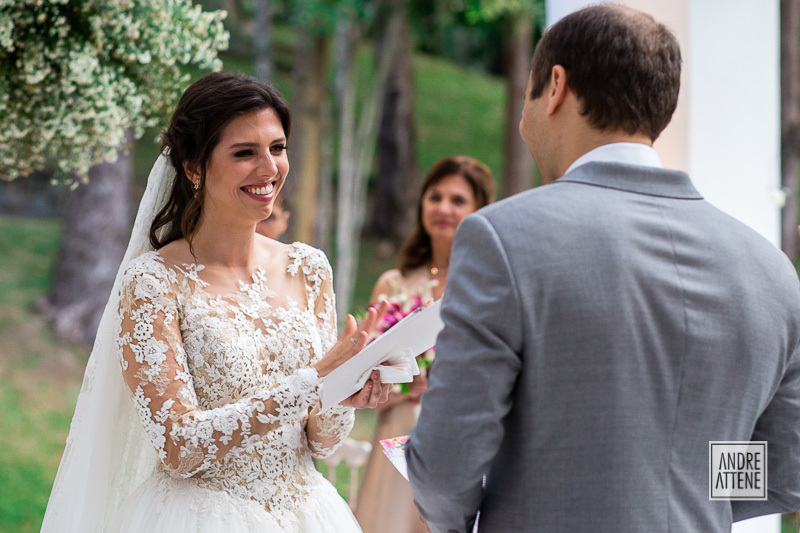 noiva feliz em fotografia de casamento espontânea em São Paulo