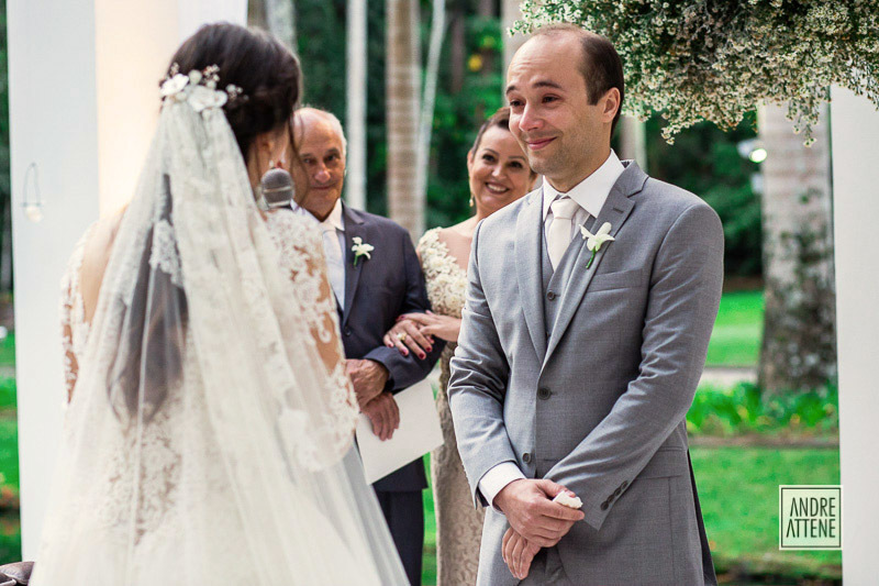 noivo feliz ao ouvir os votos de sua noiva em casamento no campo de dia