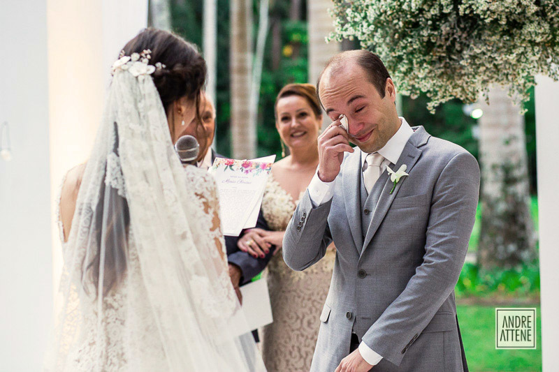 noivo emocionado em casamento no campo no momento dos votos