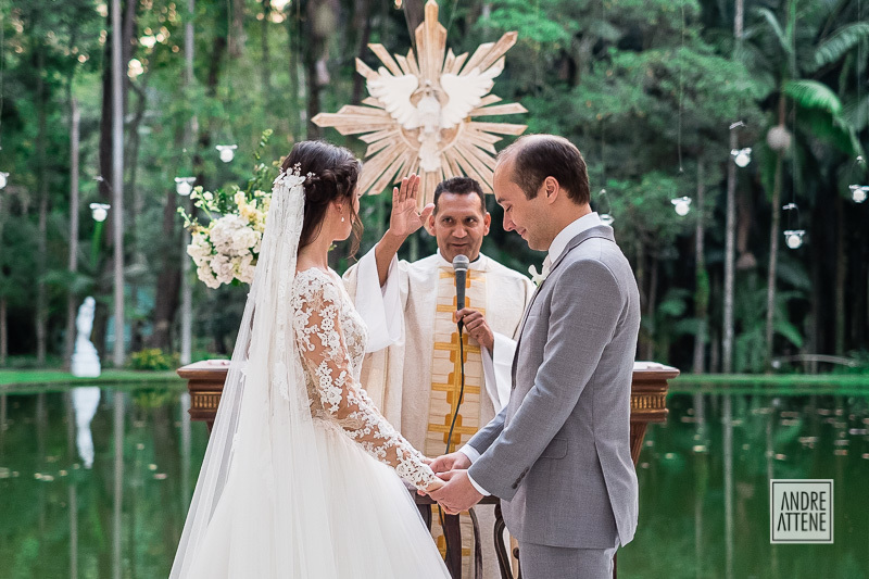 linda paisagem da cerimônia de dia em frente ao lago