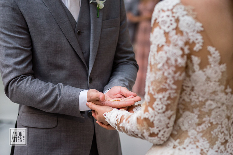 o noivo segura as alianças em momento emocionante do casamento