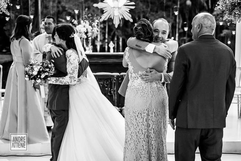 os noivos cumprimentam seus pais em fotografia espontânea de casamento