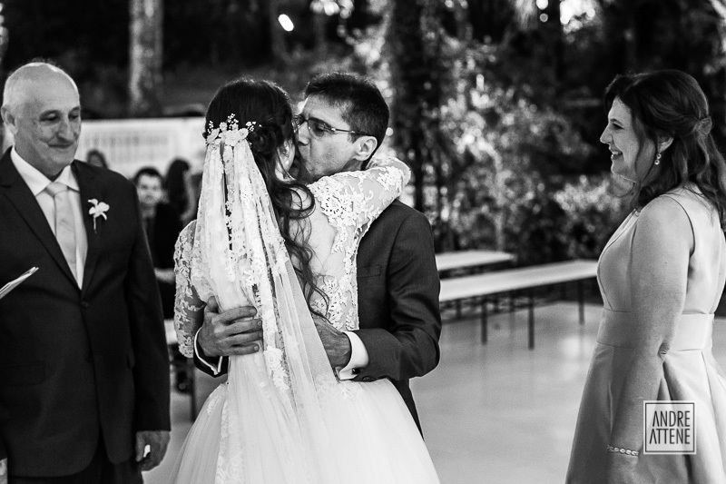 o pai da noiva a cumprimenta carinhosamente com um beijo em fotografia de casamento documental