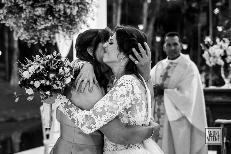 a noiva abraça sua mãe na fotografia emocionante na fazenda