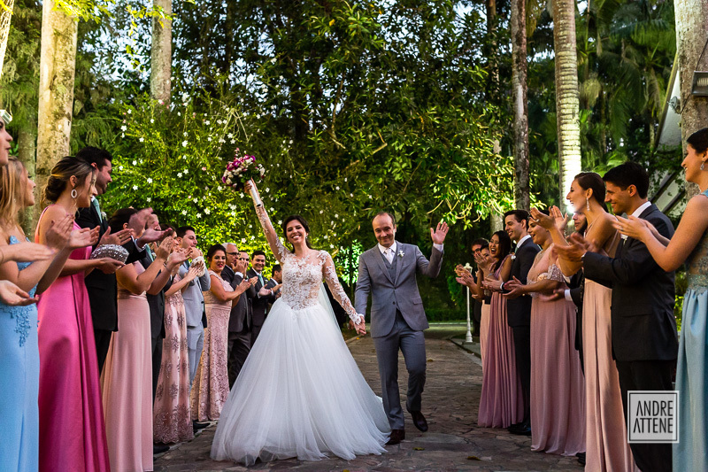 noivos felizes em casamento no campo