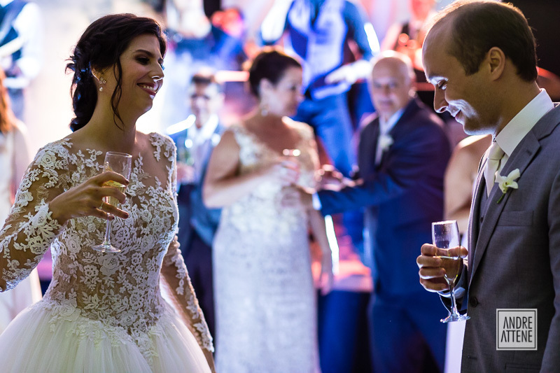 casal Clarissa e Thiago brindam em seu casamento na fazenda 7 lagoas