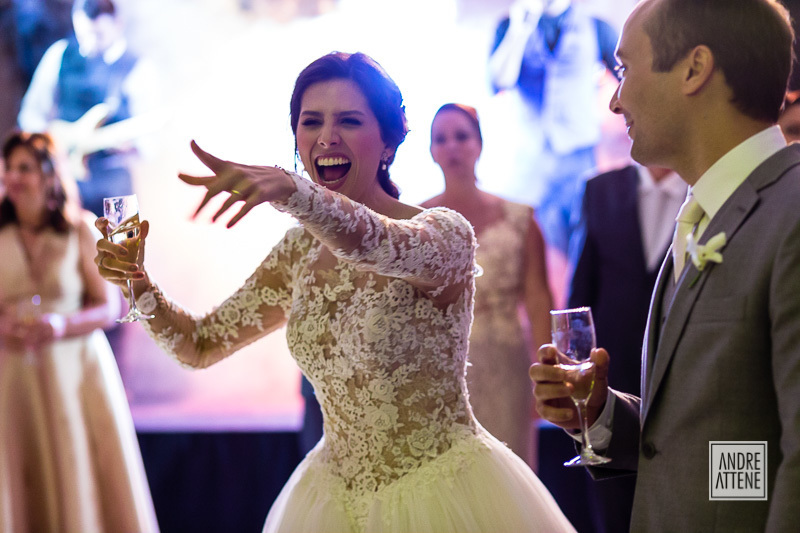 noiva Clarissa feliz comemorando com seu noivo na festa de casamento