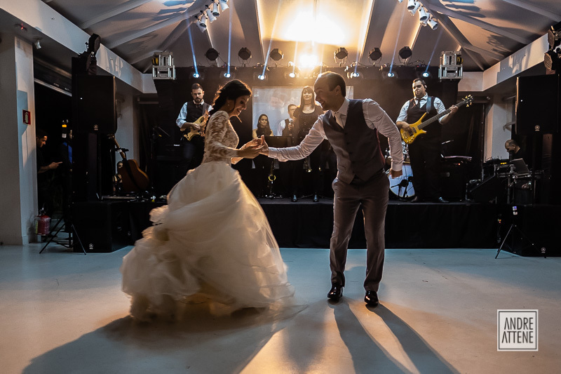 nos noivos dançam felizes sua valsa de casamento em fotografia espontânea