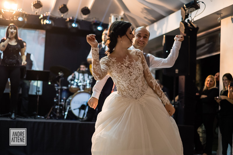 divertida dança dos noivos em festa de casamento na Fazenda 7 lagoas