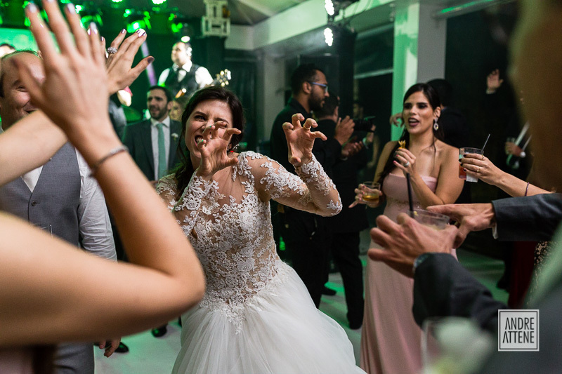 noiva dançando em festa de casamento
